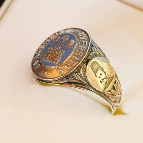 Anillo realizado para el Doctor Honoris Causa Geoffrey Parker. Detalle busto de Felipe II