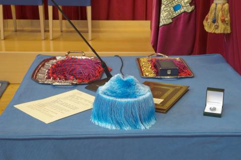 Atributos de un Doctor Honoris Causa: Medalla, anillo y diploma