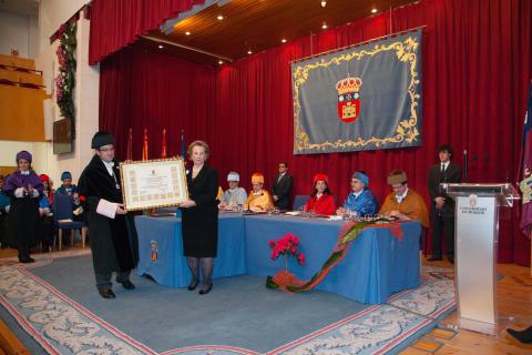 El Rector hace entrega del diploma a la Sra. Marcelle Parmentier. Viuda del Dr. Félix Rodríguez de la Fuente