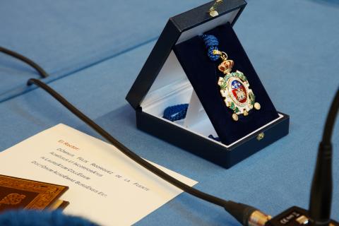 Medalla entregada a los familiares de Félix Rodríguez de la Fuente