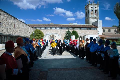 Comitiva académica. Tradicional paseíllo al finalizar el acto