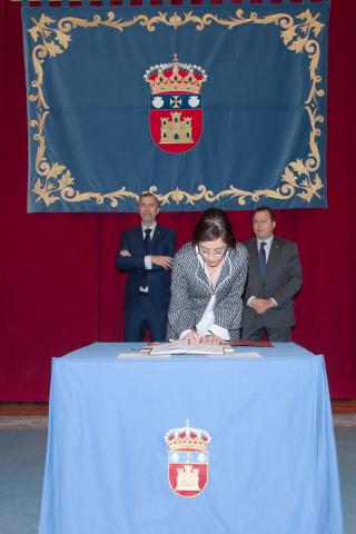 Dª SONIA SAN MARTÍN GUTIÉRREZ. Catedrática de Universidad, Área de Conocimiento de Comercialización e Investigación de Mercados. Firmando