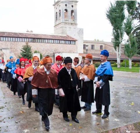 Tradicional paseillo. El Rector acompañado del nuevo Doctor Honoris Causa de la Universidad de Burgos