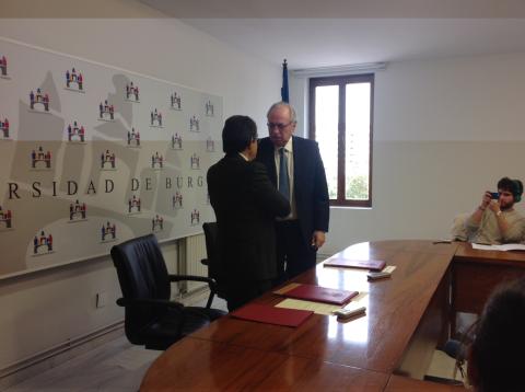 Apretón de manos tras la firma de un convenio