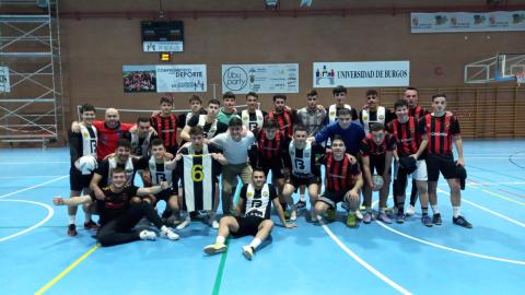 Imagen de los dos equipos finalistas al concluir el partido